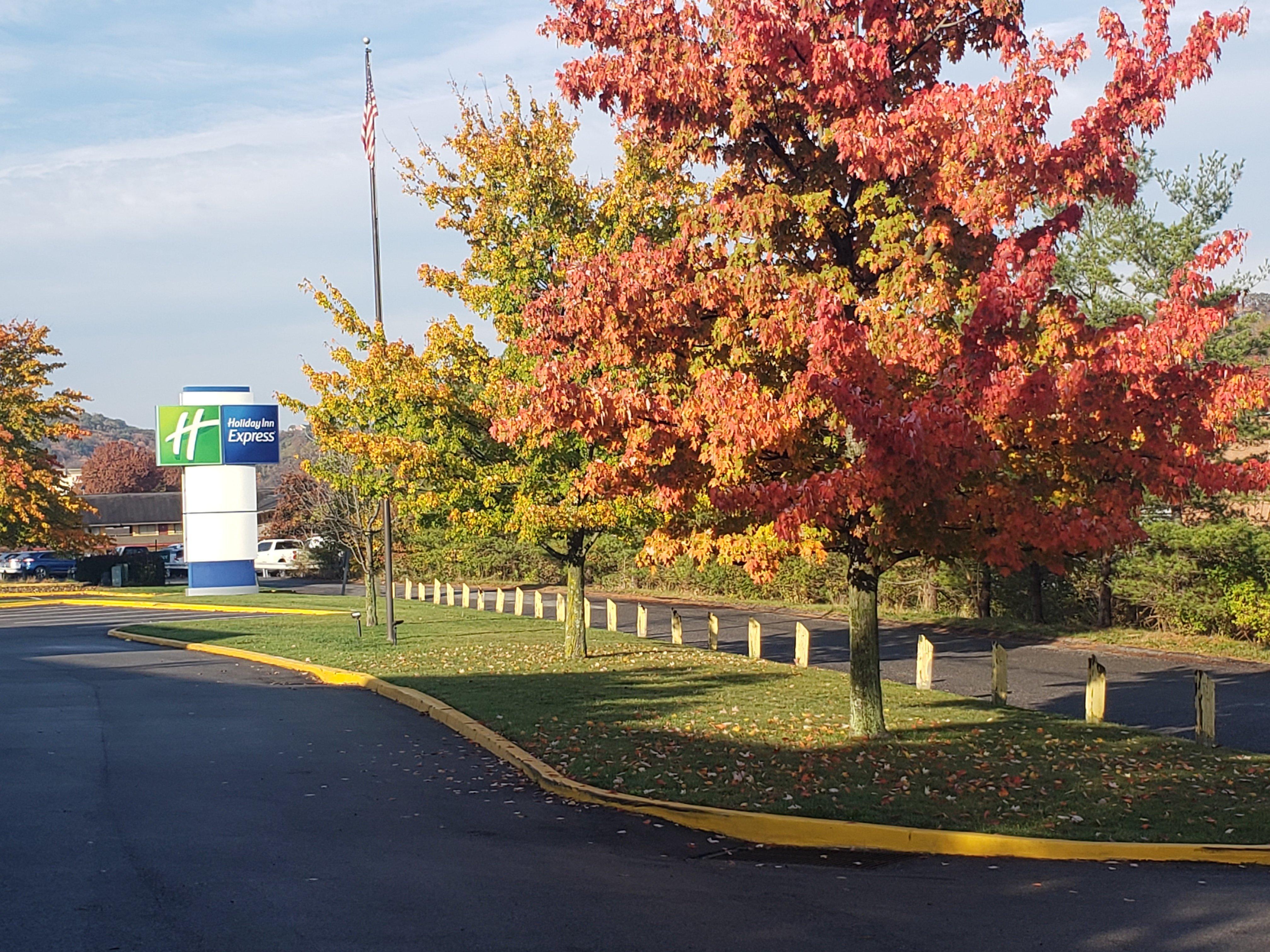 Holiday Inn Express Hotel Pittsburgh-North/Harmarville By Ihg Exterior photo